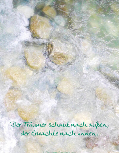Charlotte Deppisch, Weisheiten und Naturfotos: Der Träumer schaut nach außen, der Erwachte nach innen.