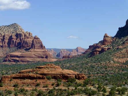 Weisheit Wertschätzung, Blick in die bergige Landschaft Arizonas mit kargen grünen Sträuchern und roten Felsen