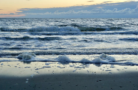 Weisheit Herzensangelegenheit, an den Strand rollende dunkelblaue Wellen